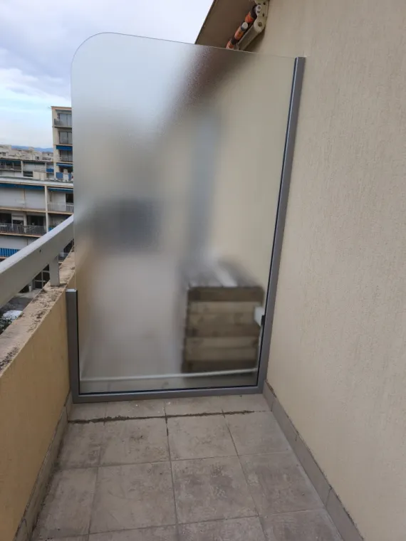 Alu def service a posé une séparation de balcon en aluminium avec verre sécurit a fréjus plage.
