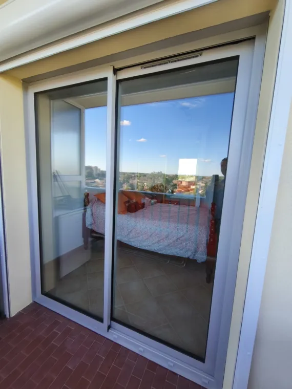 Pose de coulissant en aluminium avec vitrage acoustique a Mandelieu