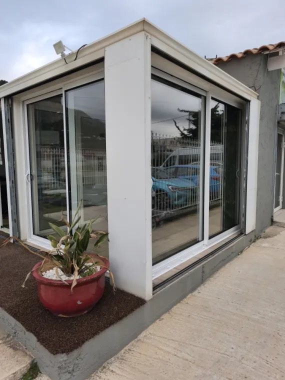 fermeture d une terrasse avec des baies coulissantes aluminium a Fréjus