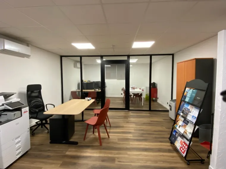 Pose dune verriere dinterieure avec porte, Frejus, Alu Def Service