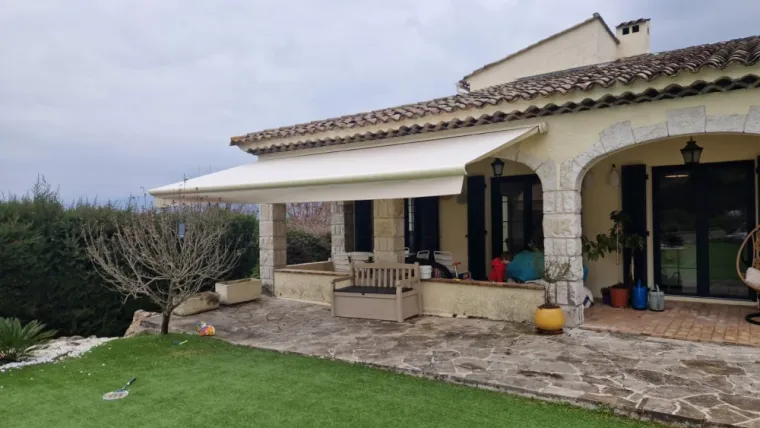Pose de store coffre motorisé avec lambrequin L5700 x 2500
