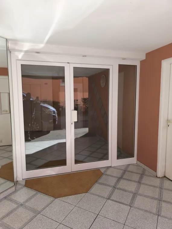 Alu Def Service a éffectué la pose d'un ensemble composé avec porte deux vantaux a gâche électrique en aluminium 