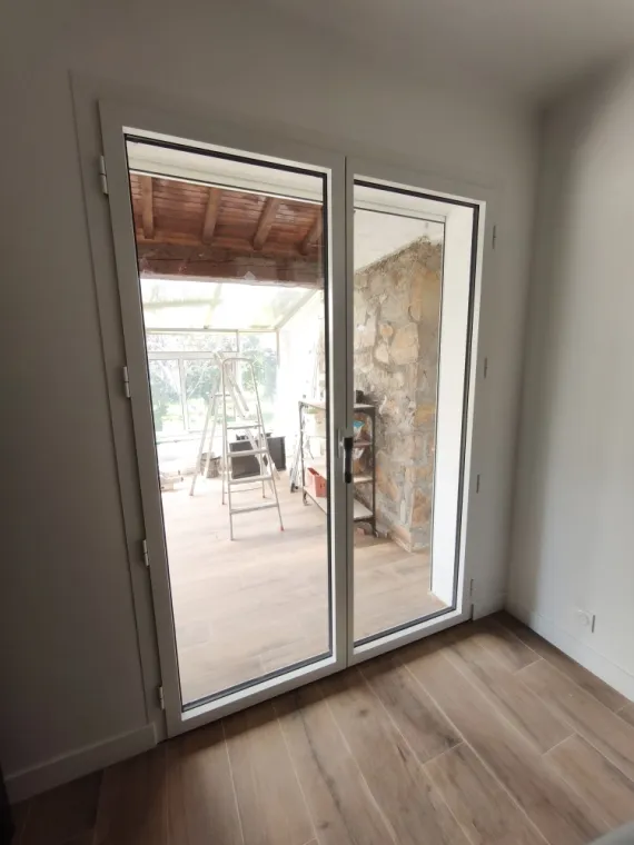 Pose de portes fenêtres en aluminium a ouvrants cachés