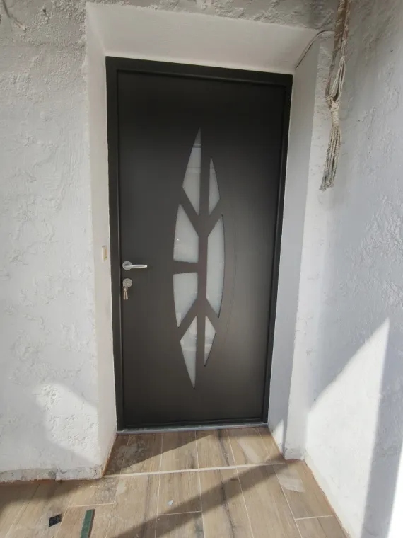 Pose d'une porte d'entrée en aluminium a rupture thermique