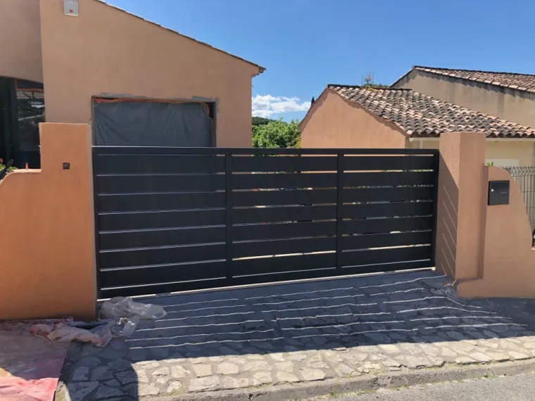 Pose d'un portail coulissant en aluminium ajouré et motoriser a Fréjus