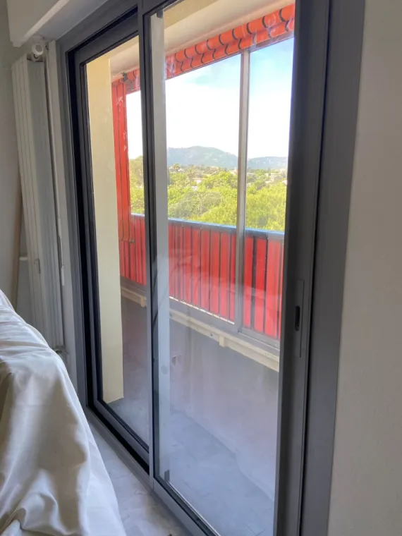 Pose de baies vitrées aluminium avec un vitrage améliorant l' acoustique a Mandelieu