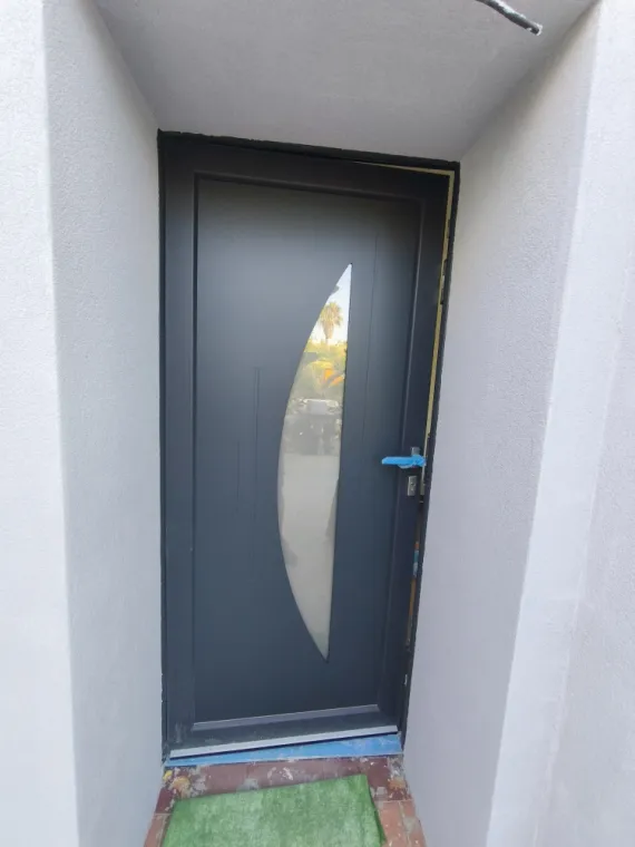 Pose d une porte d entrée aluminium serrure multipoint a fréjus