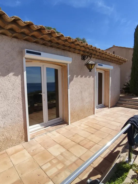 Pose de volets roulants motorisés solaire a Agay