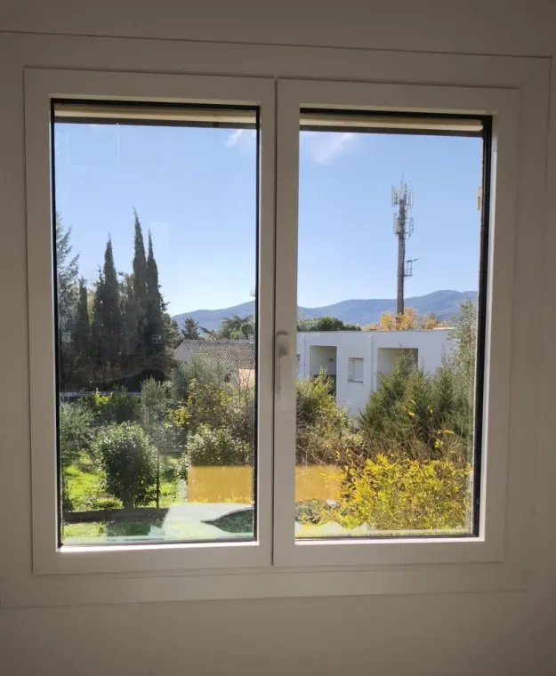 Pose d'une fenêtre à ouvrant caché deux vantaux en aluminium a  Puget sur Argens, Fréjus, Alu Def Service