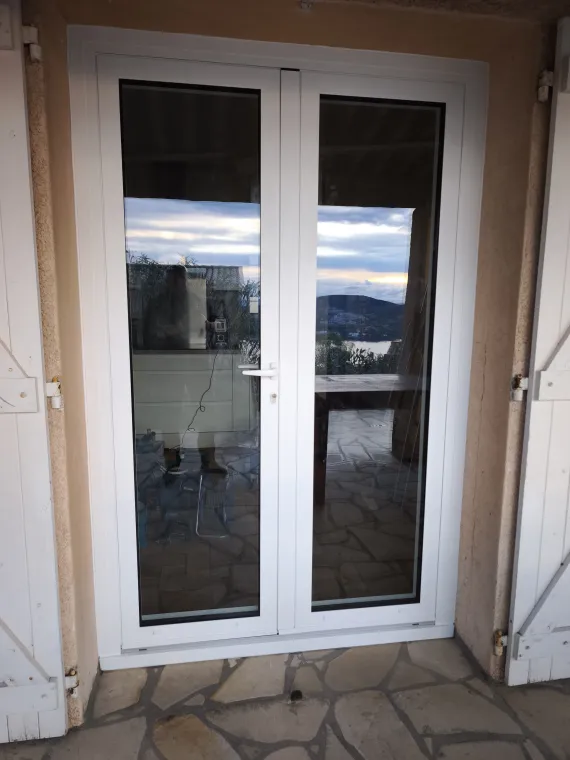 Pose d'une porte fenêtre deux vantaux en aluminium à Agay, Fréjus, Alu Def Service