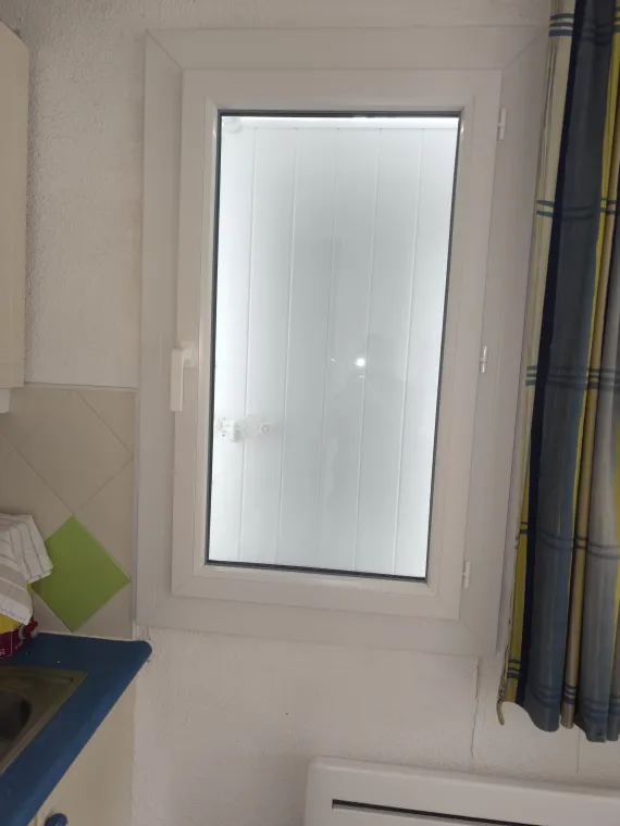 Pose d'une fenêtre en pvc avec volet battant en aluminium isolé, Fréjus, Alu Def Service