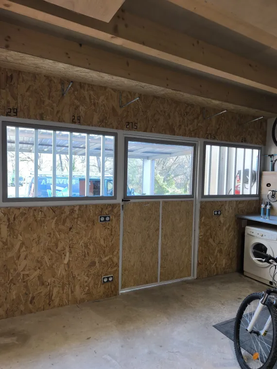 Fermeture d'un atelier de vélo avec des fixes en aluminium, Fréjus, Alu Def Service