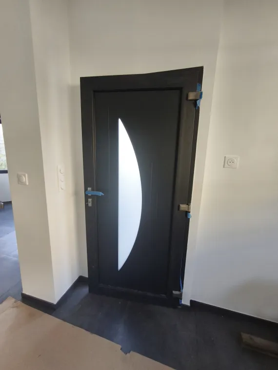 Pose d'une jolie porte en aluminium favorisant la sécurité et augmentant les performances thermiques et acoustiques, Fréjus, Alu Def Service