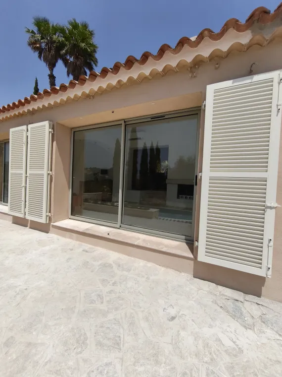 Pose de baie vitrée en aluminium avec volets battants a Saint Tropez, Fréjus, Alu Def Service