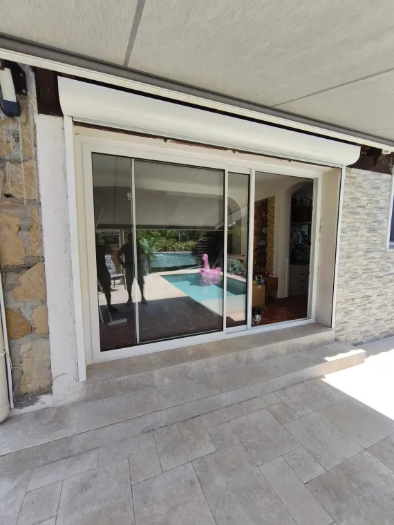 Pose d'une baie vitrée en aluminium et son volet roulant motorisé à Puget sur Argens, Fréjus, Alu Def Service