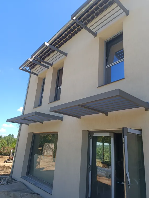 Pose de brise-soleil sur un bâtiment commercial à St Raphael, Fréjus, Alu Def Service