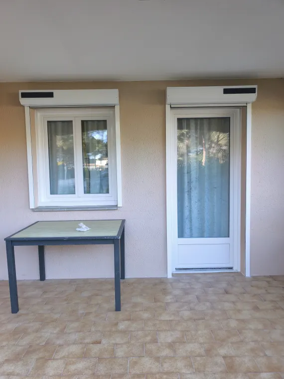 Pose de volets roulants en aluminium motorisé solaire, Fréjus, Alu Def Service