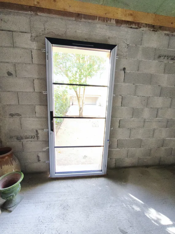 Pose d'une porte de service en aluminium à Roquebrune-sur-Argens, Fréjus, Alu Def Service