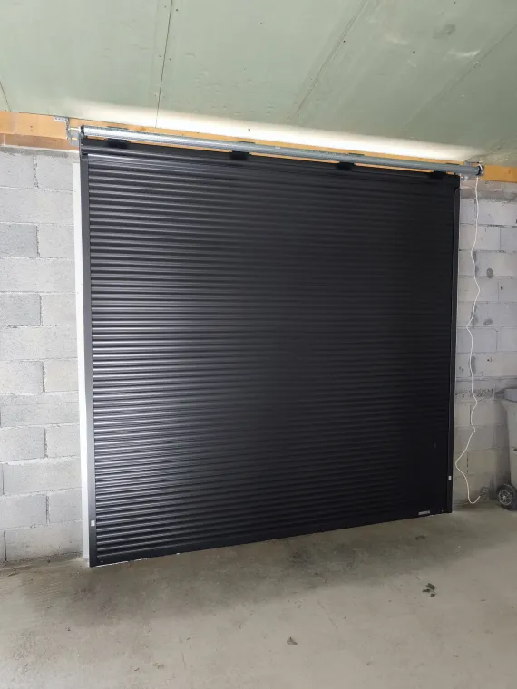 Pose d'un volet roulant motorisé à grande dimension à Saint Raphaël, Fréjus, Alu Def Service