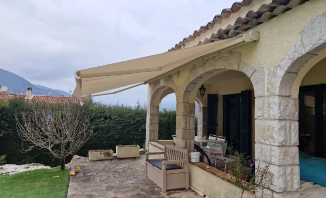 Pose de store coffre motorisé avec lambrequin L5700 x 2500