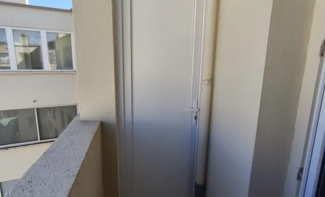 Fermeture de loggia avec une porte en pvc a sainte maxime