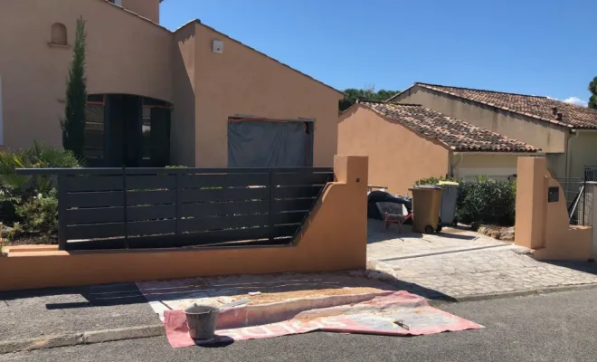 Pose d'un portail coulissant en aluminium ajouré et motoriser a Fréjus
