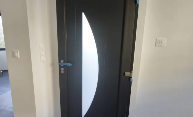 Pose d une porte d entrée aluminium serrure multipoint a fréjus