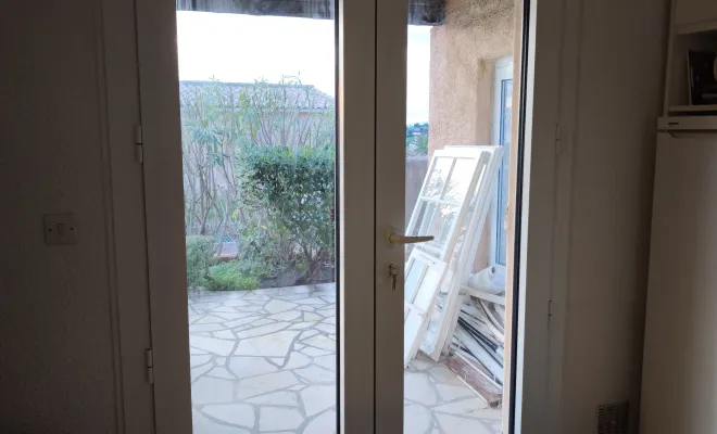 Pose d'une porte fenêtre deux vantaux en aluminium à Agay, Fréjus, Alu Def Service