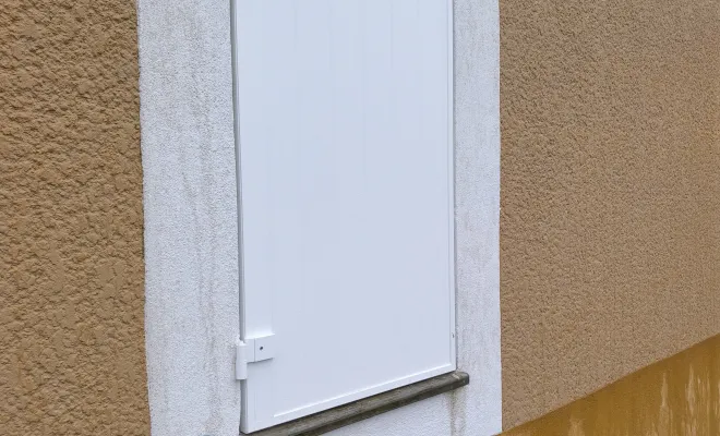 Pose d'une fenêtre en pvc avec volet battant en aluminium isolé, Fréjus, Alu Def Service