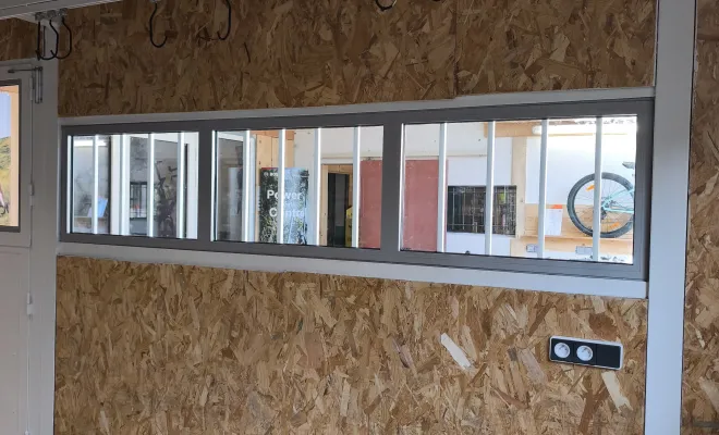 Fermeture d'un atelier de vélo avec des fixes en aluminium, Fréjus, Alu Def Service