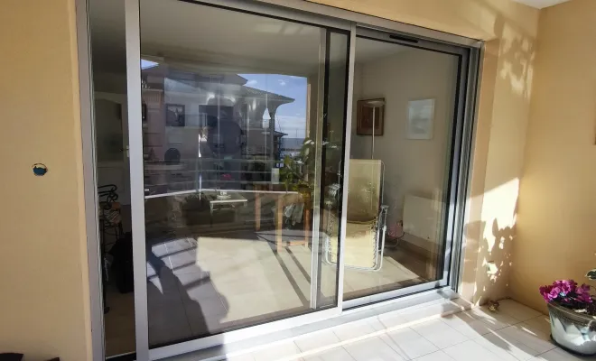 Pose d'une baie coulissante en aluminium bicolore à port Fréjus, Fréjus, Alu Def Service