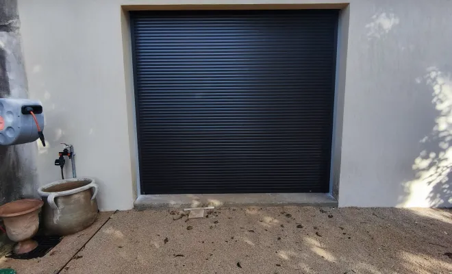 Pose d'un volet roulant motorisé à grande dimension à Saint Raphaël, Fréjus, Alu Def Service