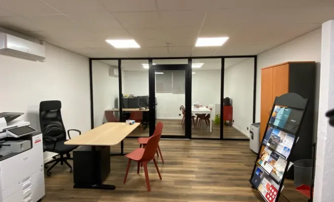 Pose d'une verrière d'intérieure avec porte, Frejus, Alu Def Service