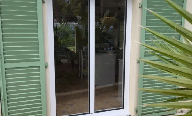 Pose d'une porte fenêtre oscillo battante à ouvrant caché en aluminium, à Sainte Maxime