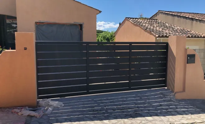 Pose de portail aluminium ajouré motorisé, Fréjus